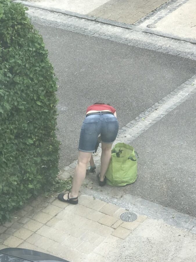 Devote Nachbarin