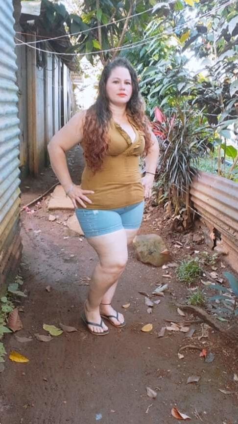 Yoli Esquivel piernuda