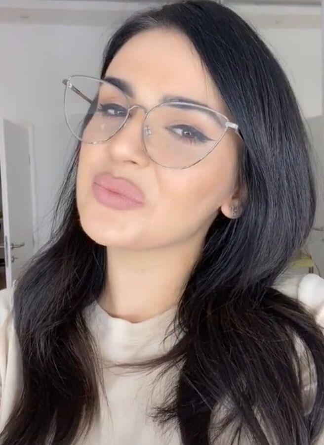 Jasmina Djuderija SLUT BOSNIAN --- KOMENTARISITE KURVU