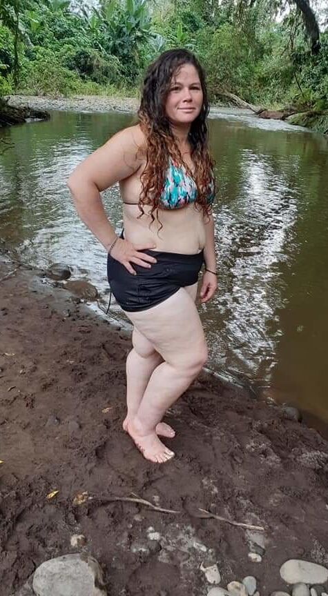 Yoli Esquivel piernuda