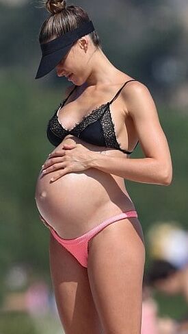 Pregnant celebrities in the beach