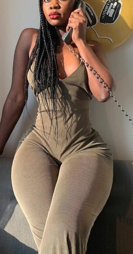 Sitting wide-hipped girls, front-wise