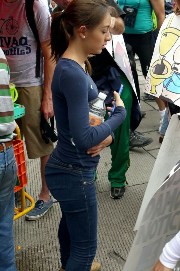 Hermosa nalgona en la manifestacion