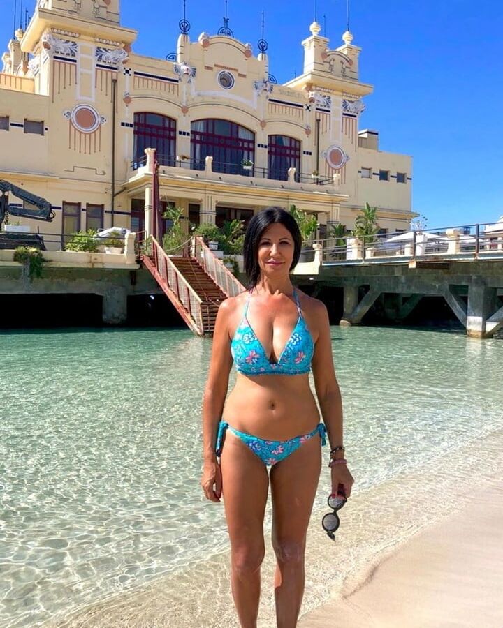 Hot mature Middle East milf beautiful bikini