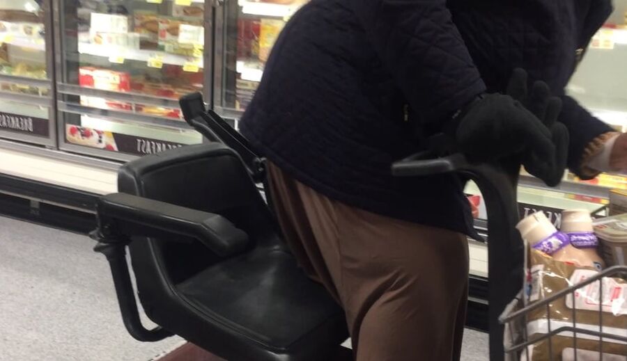MASSIVE GRANNY CHAIR BUSTERR