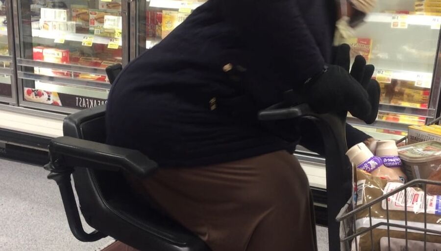 MASSIVE GRANNY CHAIR BUSTERR