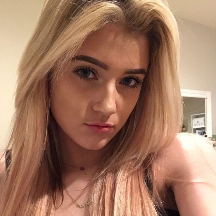 Pretty April and Her Hot Mirror Selfies
