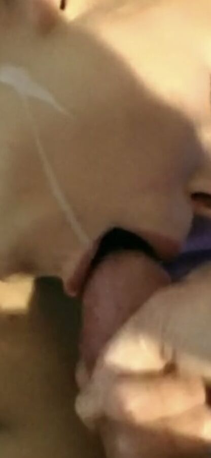 Elle aime sucer des inconnus