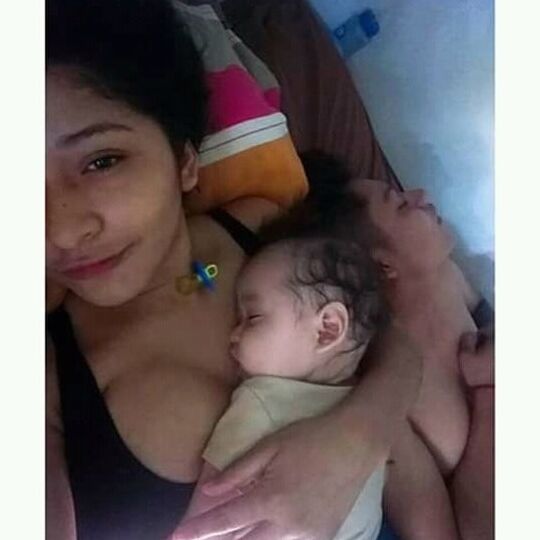 Joven mama chichona