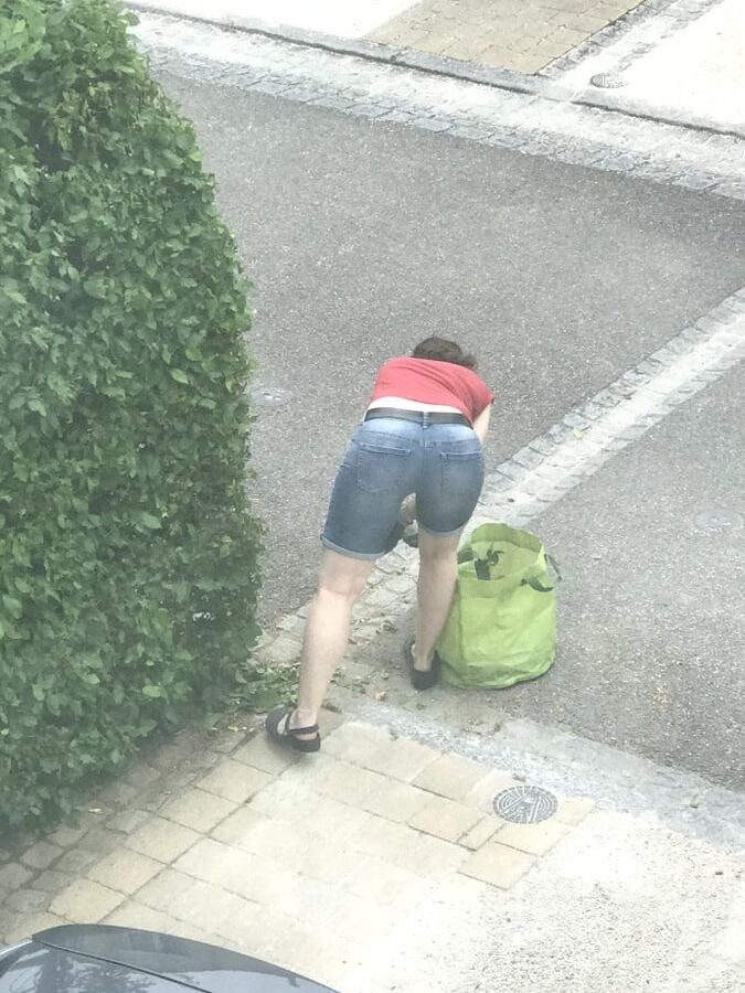 Devote Nachbarin