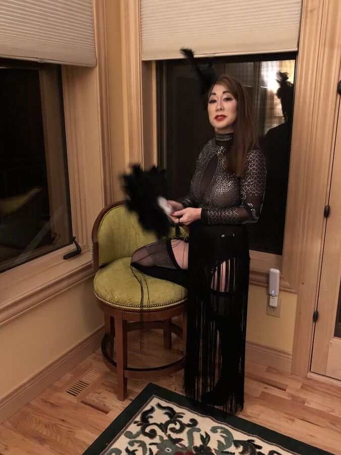 Sexy Asian MILF Getting Her Sexy On