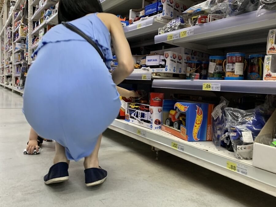 Mom show panties upskirt