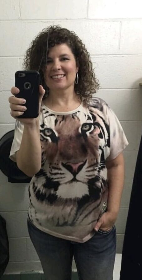 Alabama teacher sends selfies.