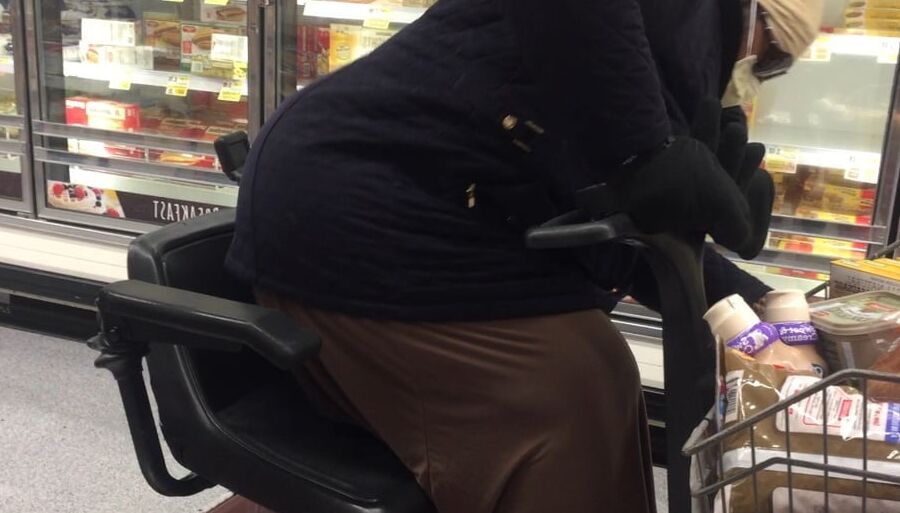 MASSIVE GRANNY CHAIR BUSTERR