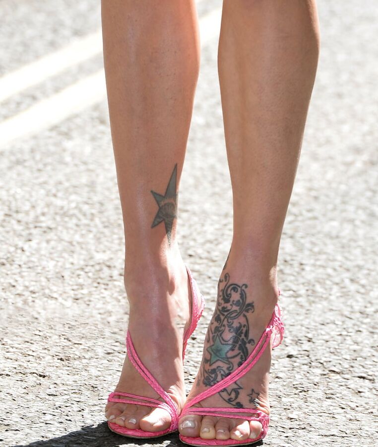 Fearne Cotton&;s pretty feet - mega gallery
