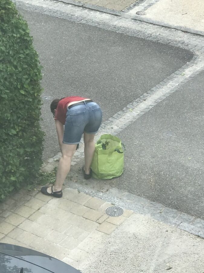 Devote Nachbarin