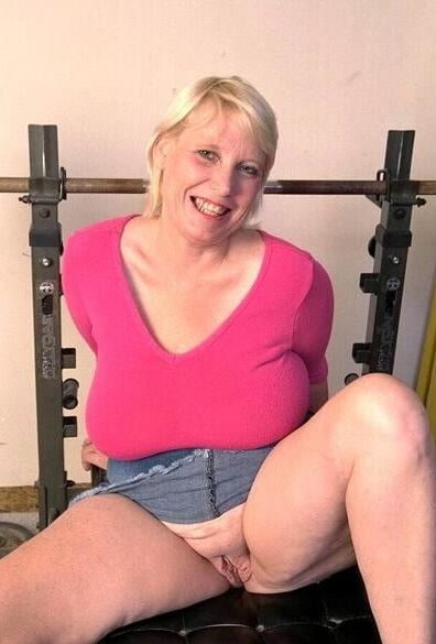 Mature hanging boobs