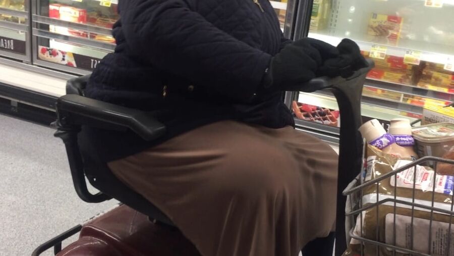 MASSIVE GRANNY CHAIR BUSTERR