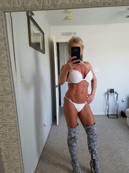 LEGGY FITNESS MILF