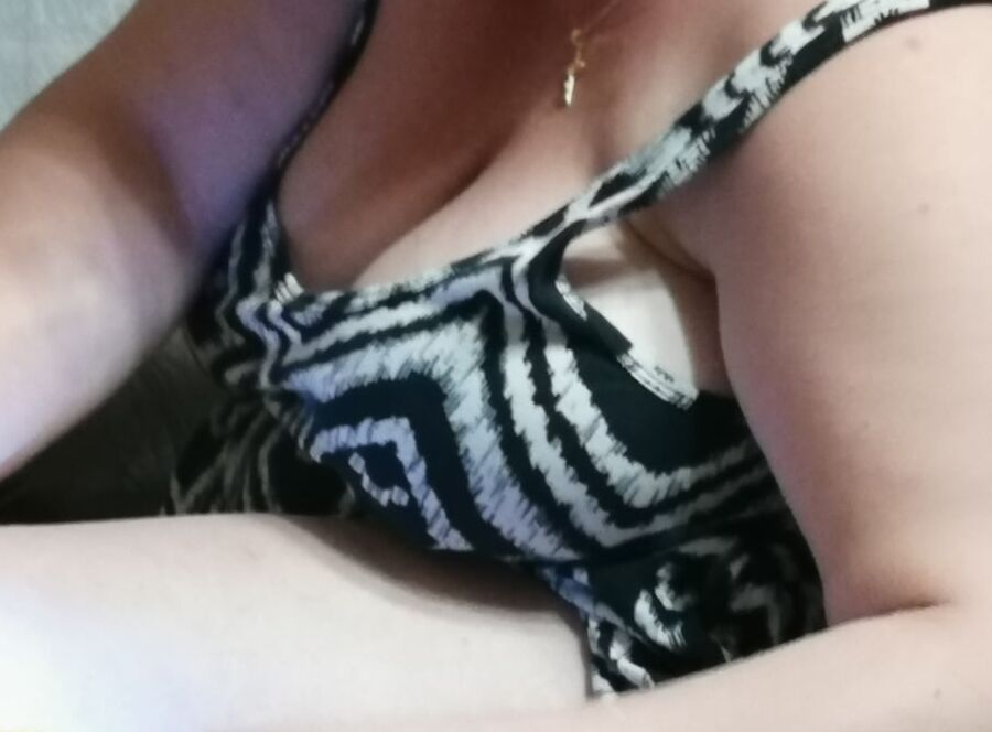wife big tits in dress no bra