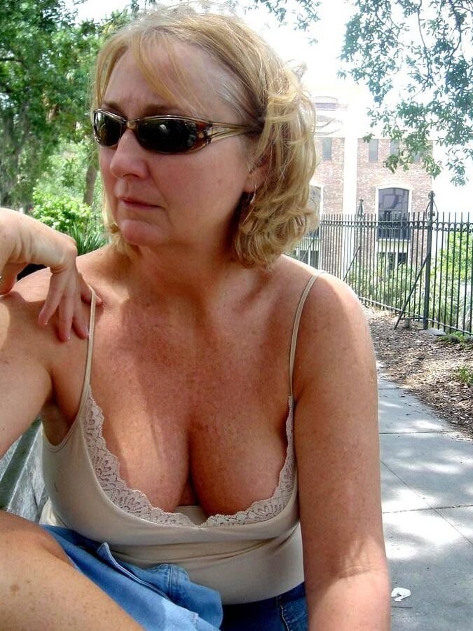 downblouse