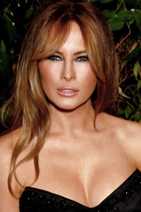 Melania Trump captured braless
