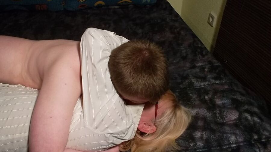 Knutschen mit jungen Boy
