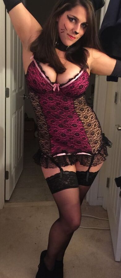 Brunette Amateur Beauty showing how kinky she is