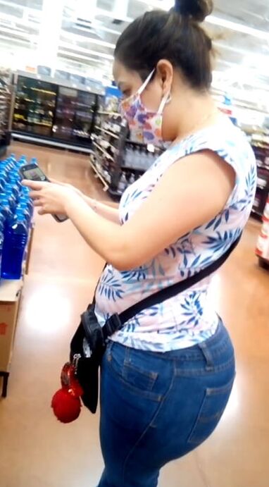 Milf MEGACULONA pillada pasando y recibiendo pack en walmart