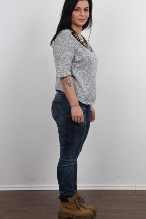 Morena posando el culo