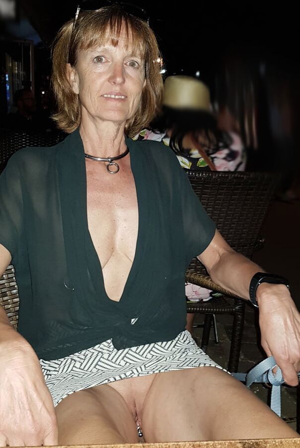 Mature pussy flashing !