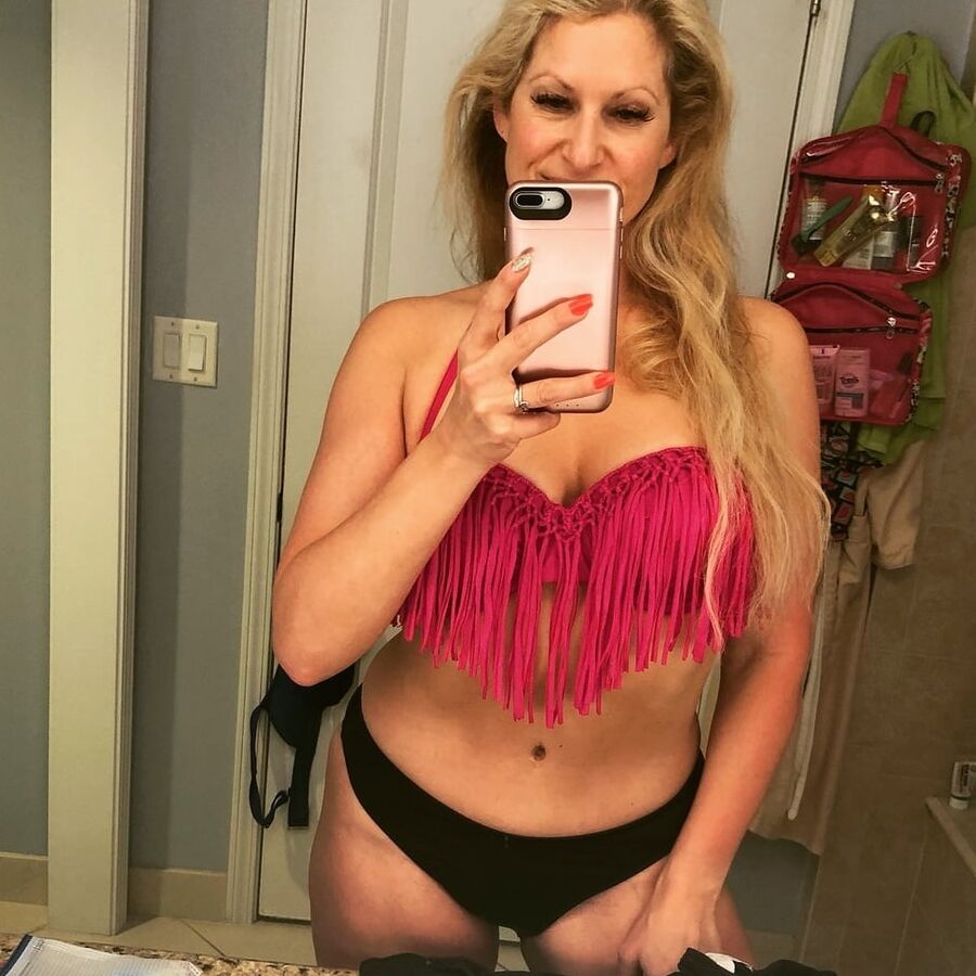 Hot amateur mom with great body in bikini