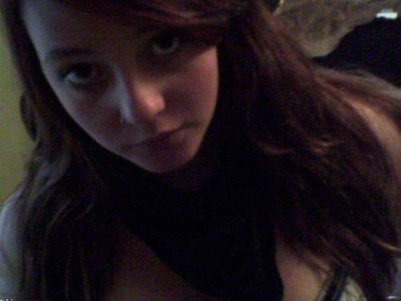 Brunette sefie webcam