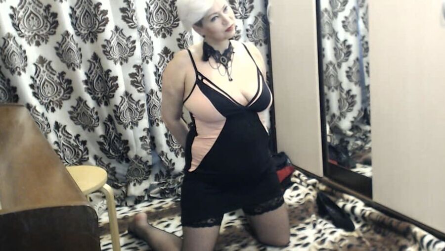 Obedient bitch for the one who deserves it ...
