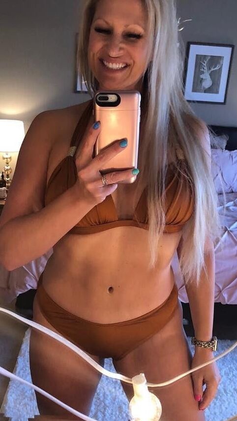 Hot amateur mom with great body in bikini