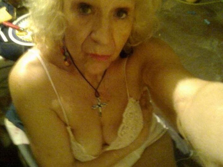 Abuela caliente me manda fotos sexis