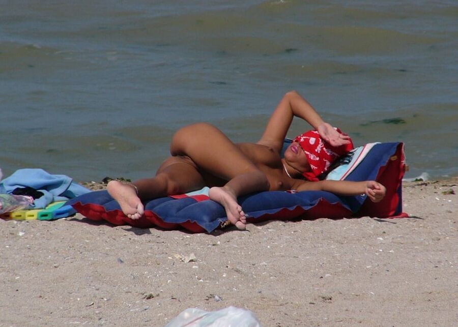 brune a la plage IV