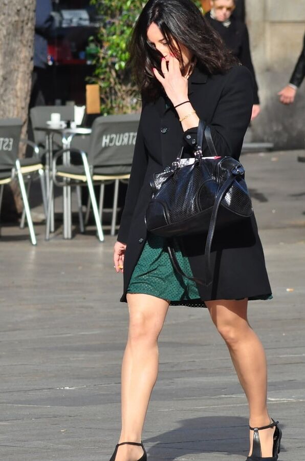 green dress with tan pantyhose and highheels