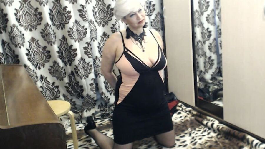 Obedient bitch for the one who deserves it ...