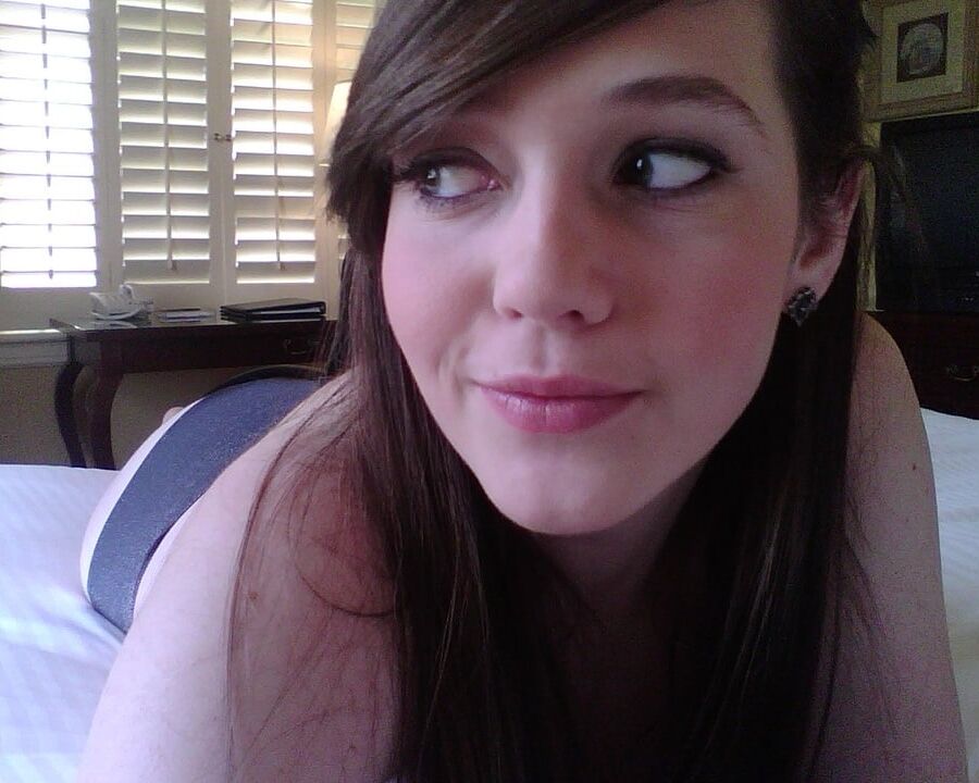 Brunette sefie webcam