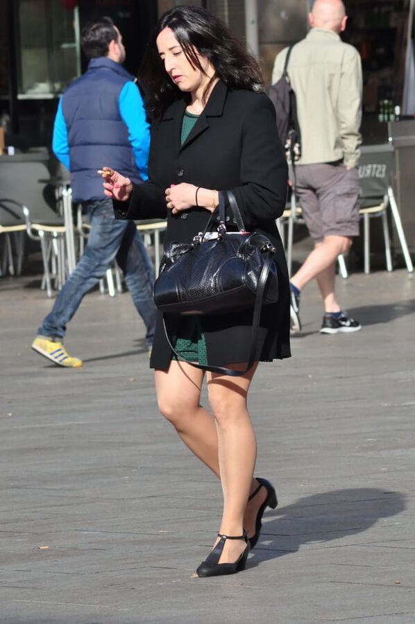 green dress with tan pantyhose and highheels