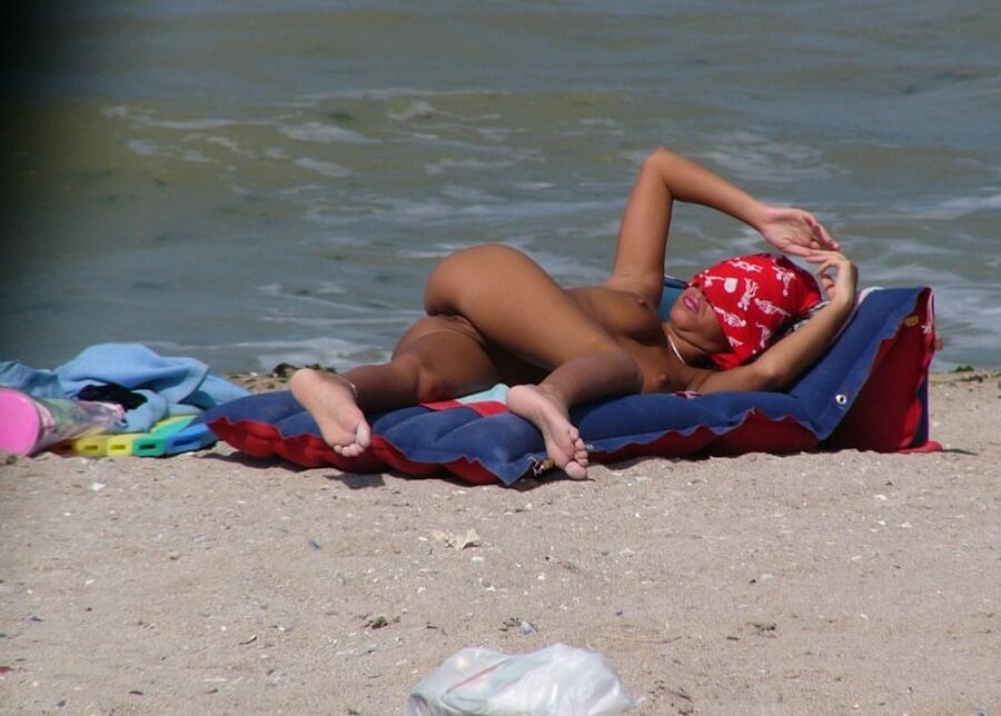 brune a la plage IV