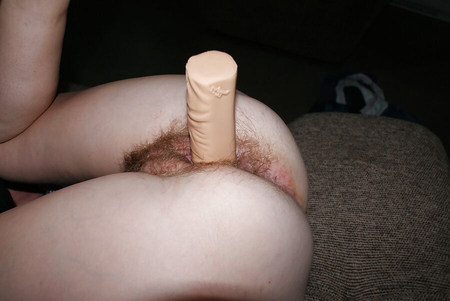 Schieb den Dildo tiefer in deine Fotze du Nutte