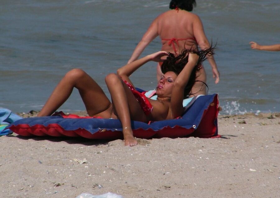 brune a la plage IV