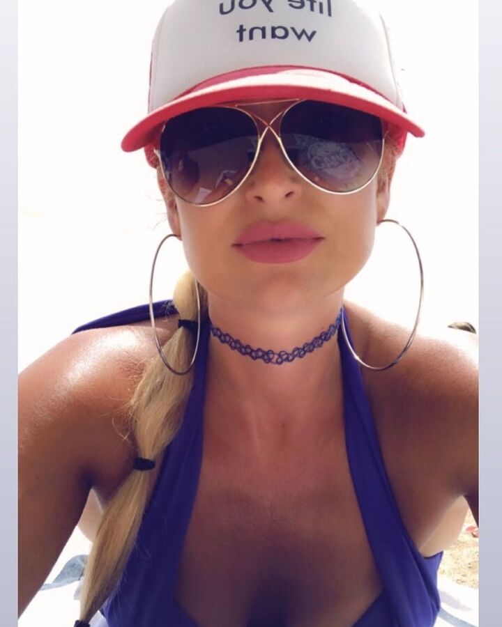 Hot amateur mom with great body in bikini