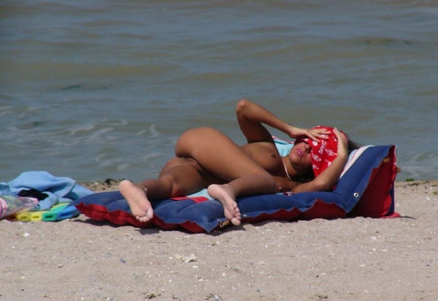 brune a la plage IV