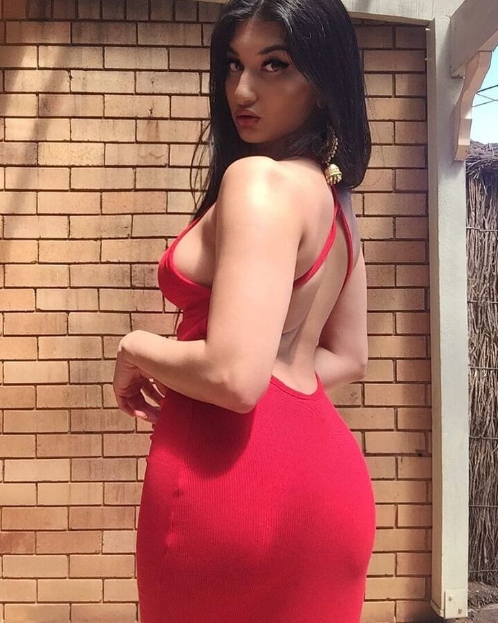 Paki Slut Madiha Loves Showing Off Her Sexy Body