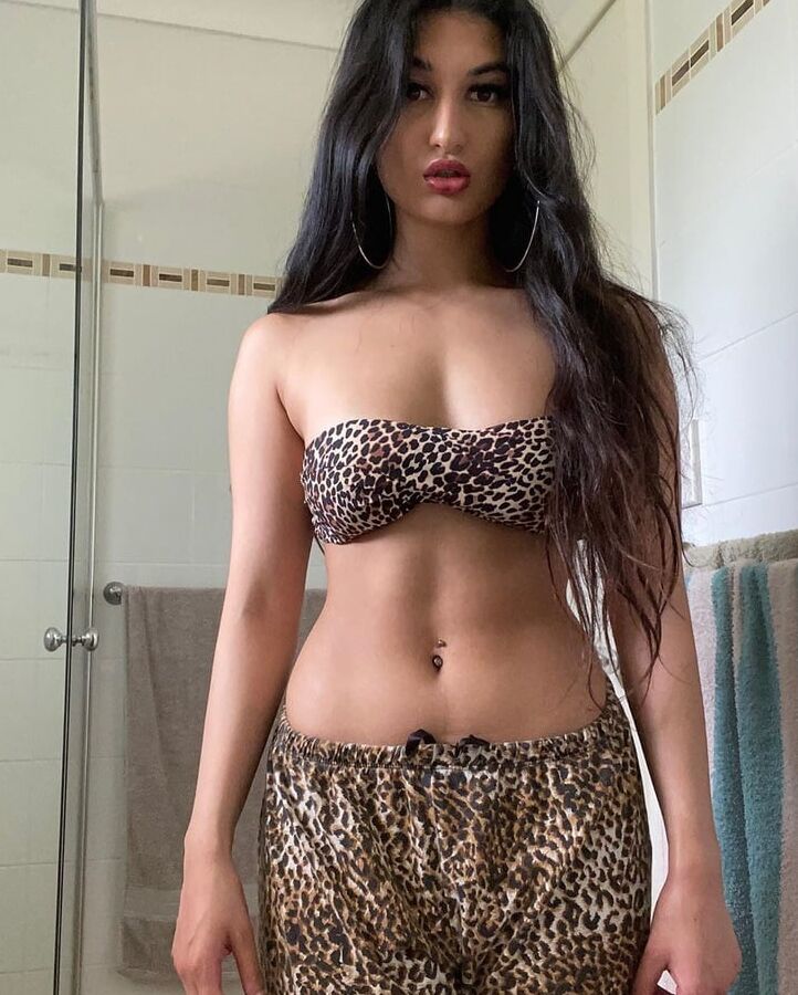 Paki Slut Madiha Loves Showing Off Her Sexy Body