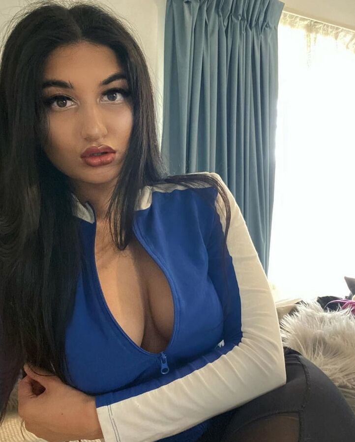 Paki Slut Madiha Loves Showing Off Her Sexy Body