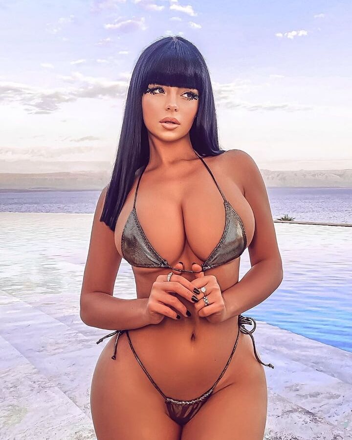 Curvy Demi Rose